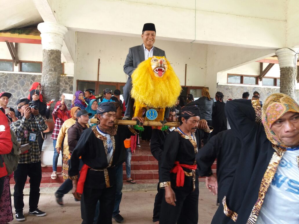 Wabup Solok Yulfadri Nurdin Diarak dengan tarian Singa-Singa sebelum pengukuhan paguyuban warga Sunda